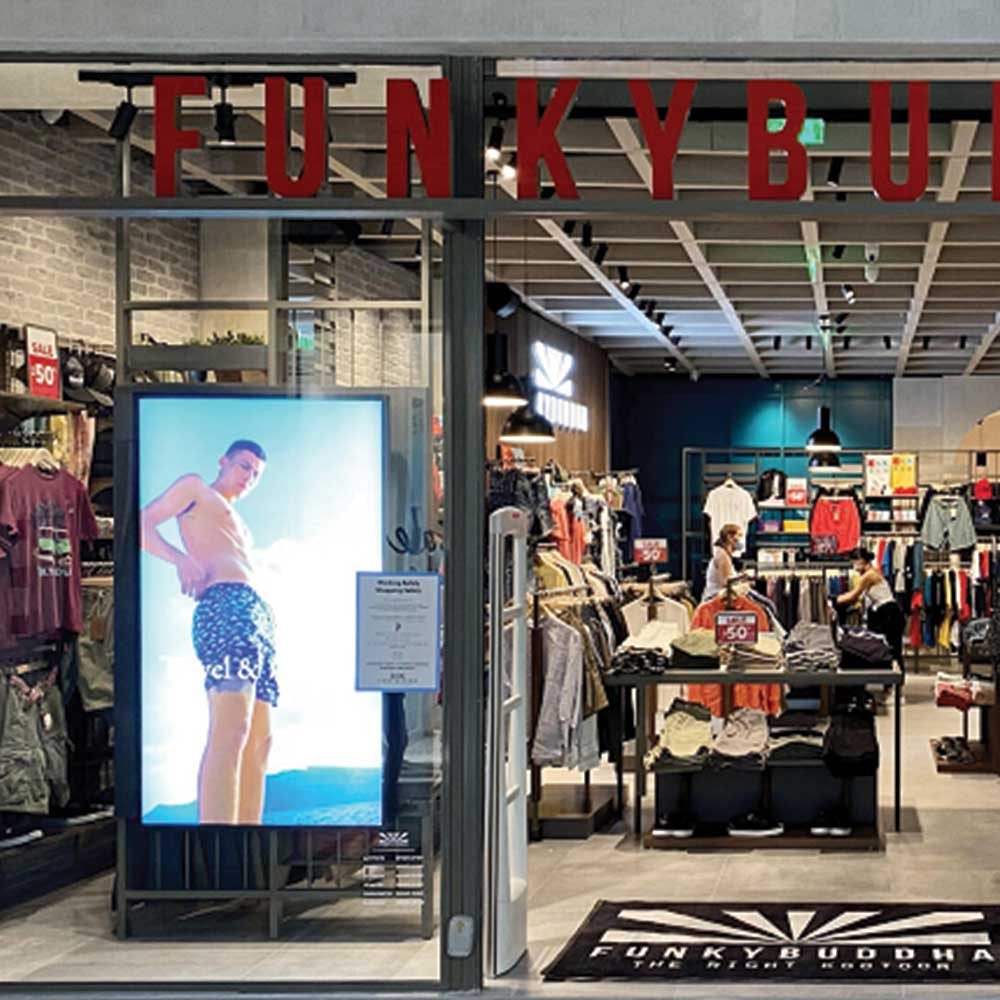 επαγγελματικές εγκαταστάσεις οπτικοακουστικών σε καταστήματα λιανικής, εμπορικά κέντρα και αλλού.